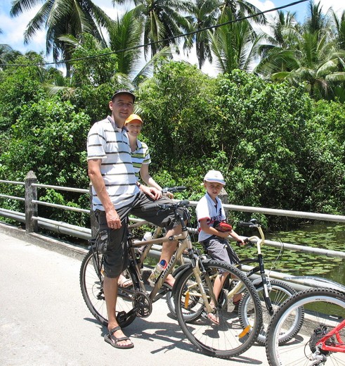 Fietsen met de kinderen bij Pasir Belanda